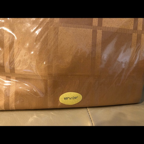 STAIN PROOF Table Linen - Picture 2 of 4